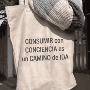 Bolsa de friselina reutilizable color crudo con mensaje sobre consumo consciente
