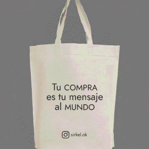 Bolsa de friselina reutilizable color crudo con mensaje impreso sobre consumo consciente