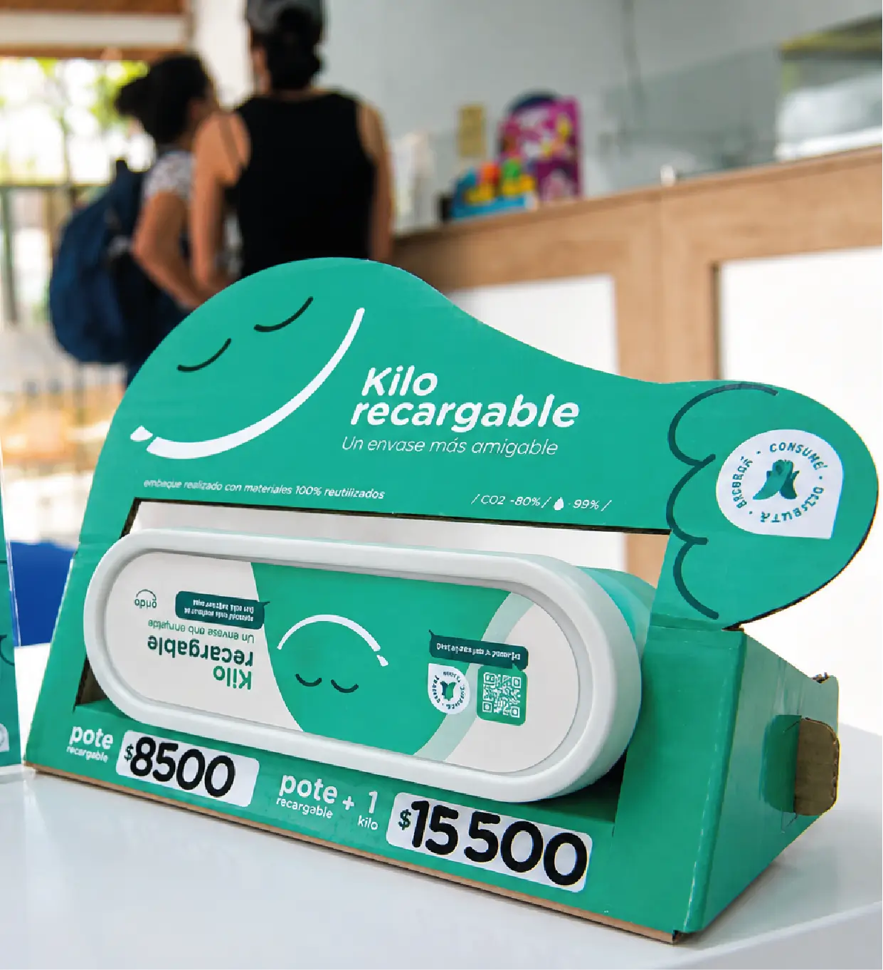 Exhibidor verde de Sirkel en el mostrador de una heladería Grido, mostrando el pote de helado retornable "Kilo recargable" junto a un cartel con un 10% de descuento en recargas.